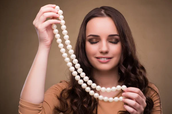 Молода жінка з перловим намистом — стокове фото