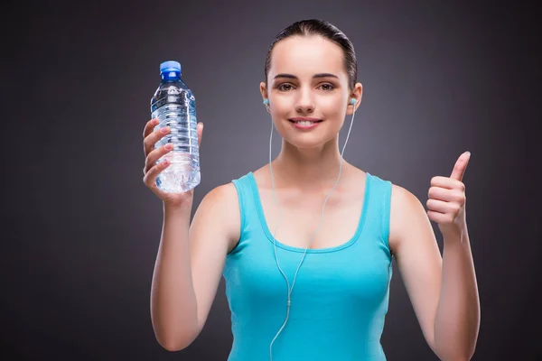 Woman doing sports with bottle of fresh water — Stock Photo, Image