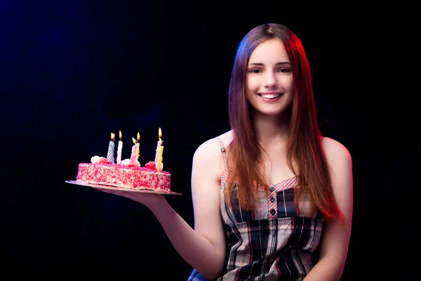 Mladá žena s narozeninovým dortem na party — Stock fotografie