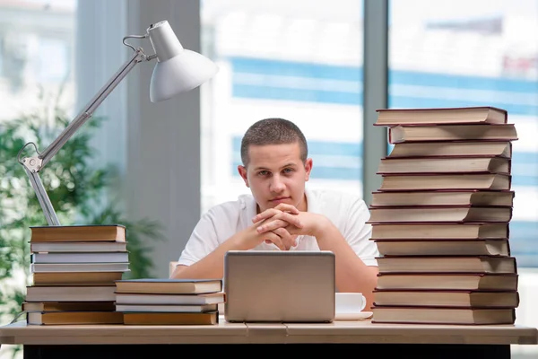 Jeune étudiant se préparant aux examens scolaires — Photo