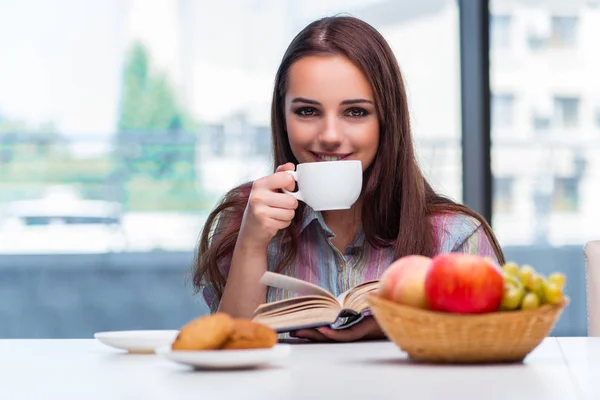 Junges Mädchen frühstückt am Morgen — Stockfoto