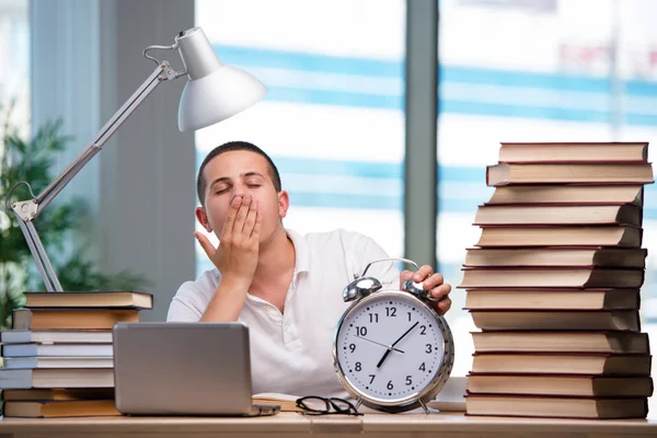 Junge Studentin bereitet sich auf Schulprüfungen vor — Stockfoto