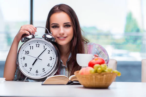 Chica joven desayunando por la mañana — Foto de Stock