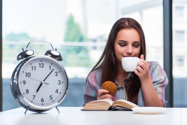 Ung flicka äter frukost på morgonen — Stockfoto