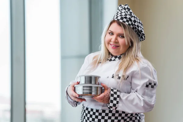 Mulher cozinheiro trabalhando na cozinha brilhante — Fotografia de Stock