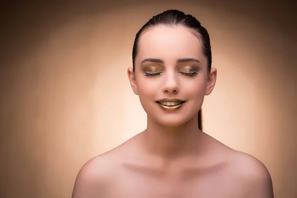 Mulher com bela maquiagem contra fundo — Fotografia de Stock