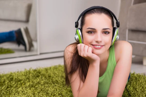家で音楽を聴いている若い女性 — ストック写真