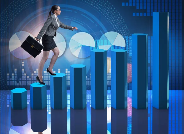 Empresaria escalando escalera de carrera como corredor de bolsa — Foto de Stock