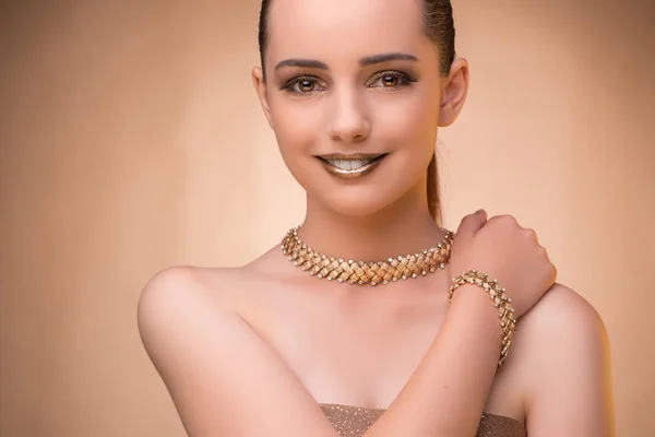 Mulher agradável vestindo jóias elegantes — Fotografia de Stock
