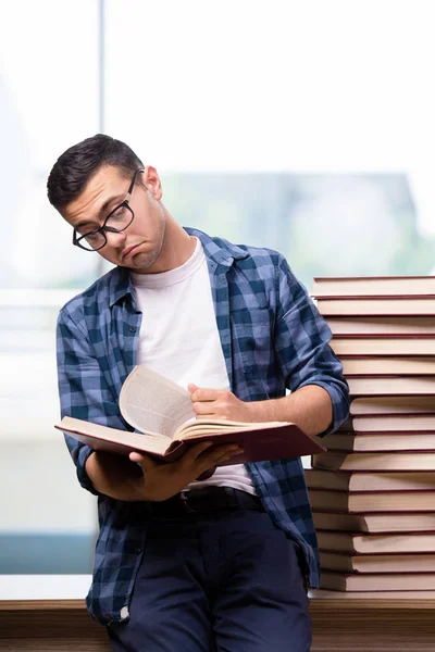 Jovem estudante se preparando para os exames escolares — Fotografia de Stock