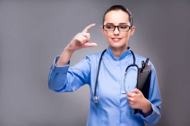 Tıbbi konseptte genç doktor