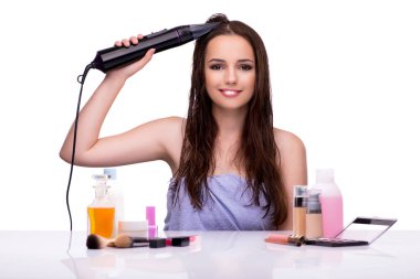 Kadın beyaz izole makyaj uygulamak