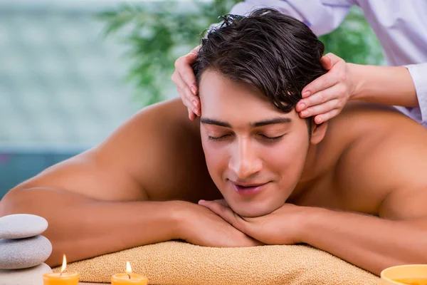 Spa oturumu sırasında yakışıklı adam