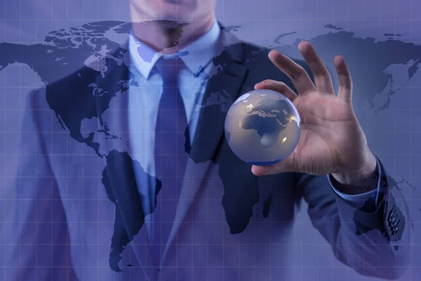 Zakenman holding globe in global bedrijfsconcept — Stockfoto