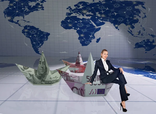 Femme d'affaires avec des bateaux dollar dans le concept d'entreprise — Photo