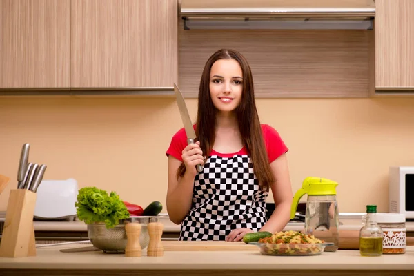 Młoda kobieta gospodyni w kuchni — Zdjęcie stockowe