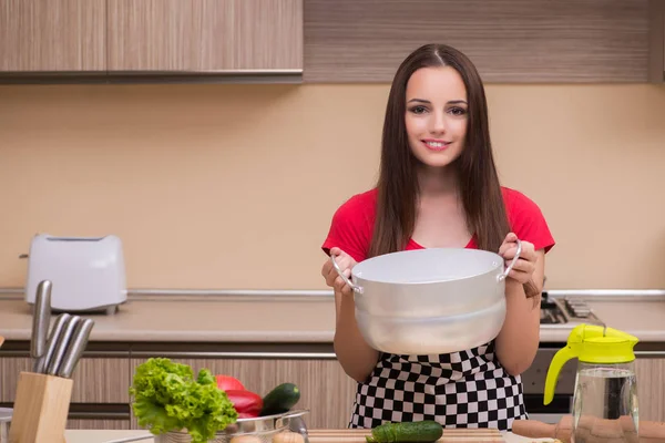 Jeune femme au foyer travaillant dans la cuisine — Photo