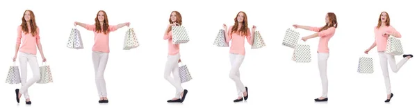 Alışveriş torbaları olan genç bir kadın beyaz bir odada izole edilmiş. — Stok fotoğraf