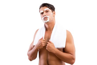 Yakışıklı adam izole üzerinde beyaz arka plan tıraş