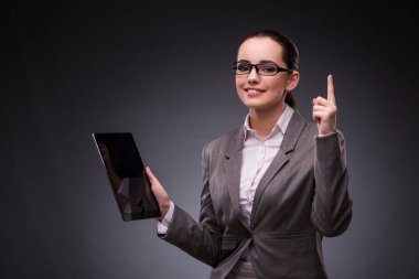 İş konseptinde tablet bilgisayarı olan kadın
