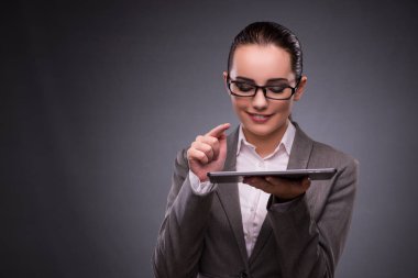 İş konseptinde tablet bilgisayarı olan kadın