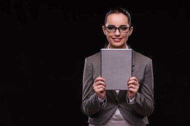 İş konseptinde tableti olan genç bir kadın.