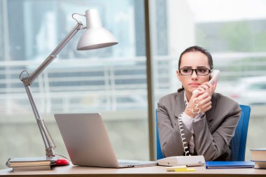 Masasında çalışan çağrı merkezi operatörü