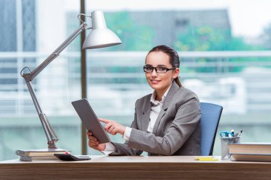 İş kadını iş kavramı içinde tablet bilgisayar ile çalışma