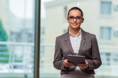 Tablet Office ile çalışan kadın