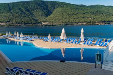 Yüzme Havuzu parlak yaz gününde