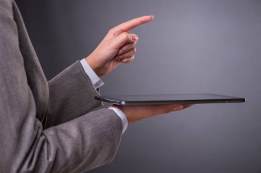 İş konseptinde tablet bilgisayarı olan kadın