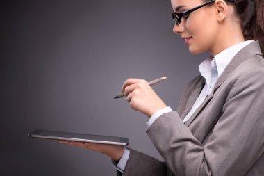 İş kadını iş konseptinde tablet bilgisayarda çalışıyor