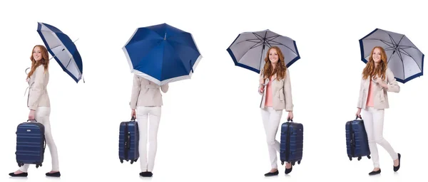 Mladá žena cestuje s kufrem a deštníkem izolované na wh — Stock fotografie