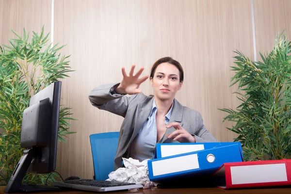 Frau unter Stress beim Papierwerfen im Büro — Stockfoto