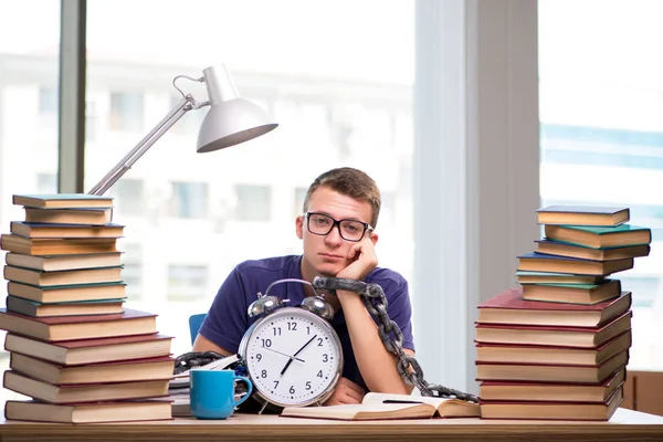 Jovem estudante se preparando para os exames escolares — Fotografia de Stock