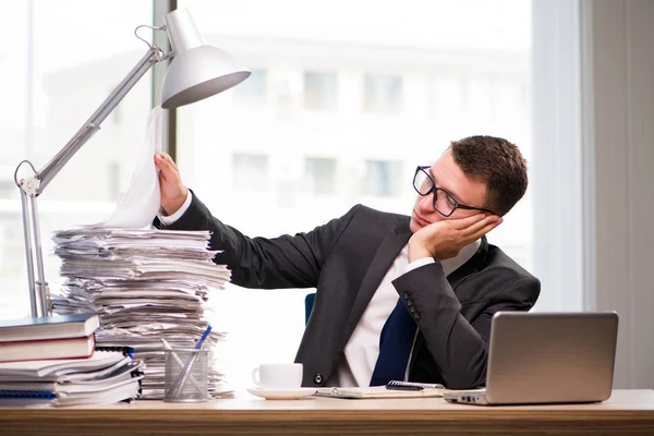 Jovem empresário que trabalha no escritório — Fotografia de Stock