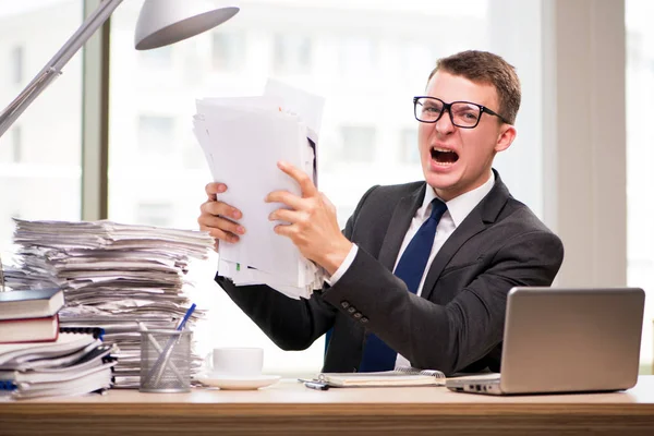 Jeune homme d'affaires travaillant dans le bureau — Photo