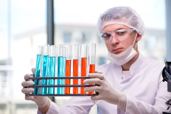 Jovem químico trabalhando no laboratório — Fotografia de Stock