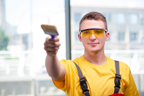 Joven trabajador de la construcción en mono amarillo — Foto de Stock