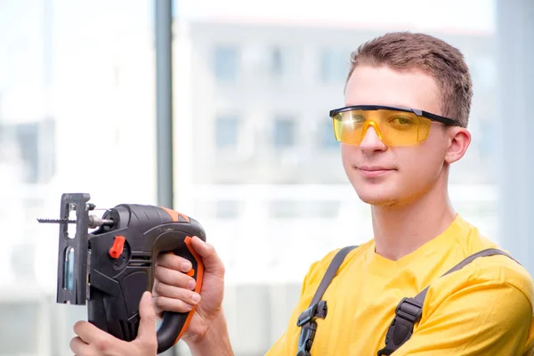 Jovem trabalhador da construção em macacões amarelos — Fotografia de Stock