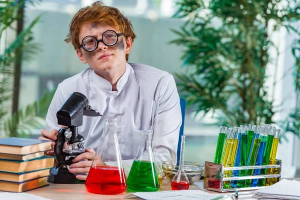 Giovane chimico pazzo che lavora in laboratorio — Foto Stock