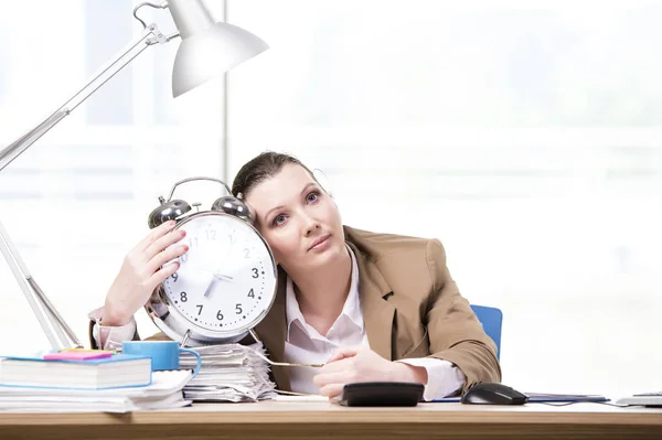 Empresária que trabalha no escritório — Fotografia de Stock