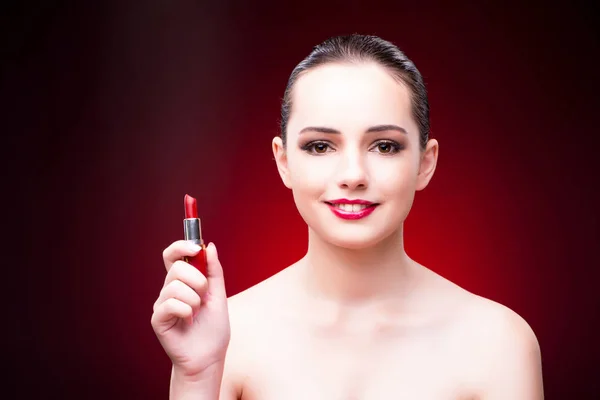 Mujer con lápiz labial rojo en concepto de belleza — Foto de Stock