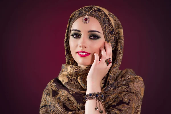Femme musulmane avec de beaux bijoux — Photo