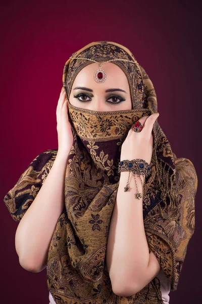 Muslim woman with nice jewellery — Stock Photo, Image