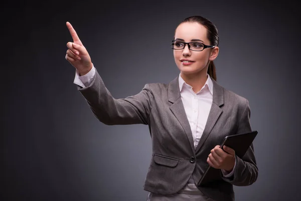 Femme avec tablette informatique dans le concept d'entreprise — Photo