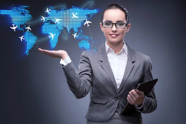 Businesswoman nel concetto di viaggio aereo — Foto Stock