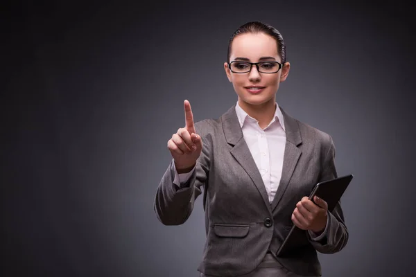 Femme avec tablette informatique dans le concept d'entreprise — Photo