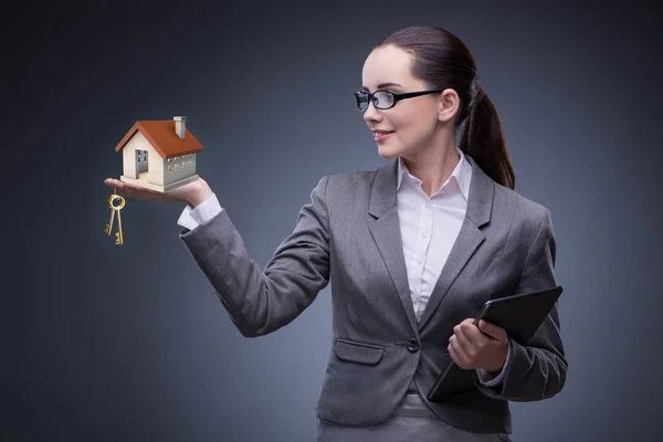 Empresária no conceito de hipoteca de habitação — Fotografia de Stock