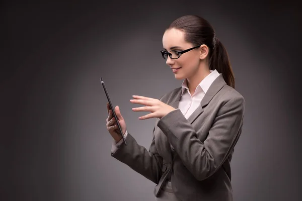 Jonge zakenvrouw werkt met tablet computer — Stockfoto